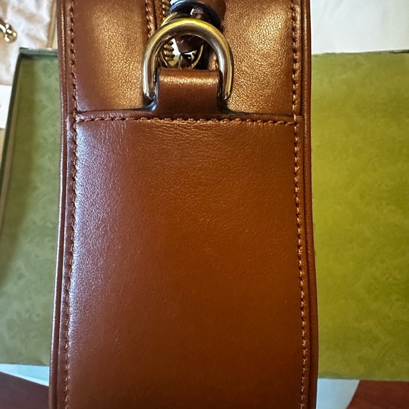 Gucci crossbody! Like new, the box isn’t in the best shape as it endure a flight - Picture 7 of 11
